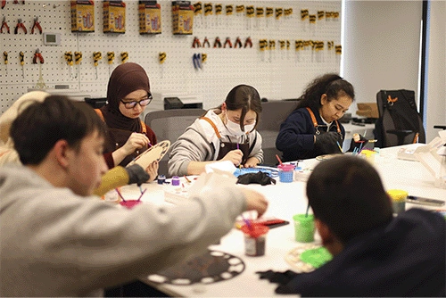 В Международном инклюзивном хабе прошёл очередной мастер-класс по часовому искусству